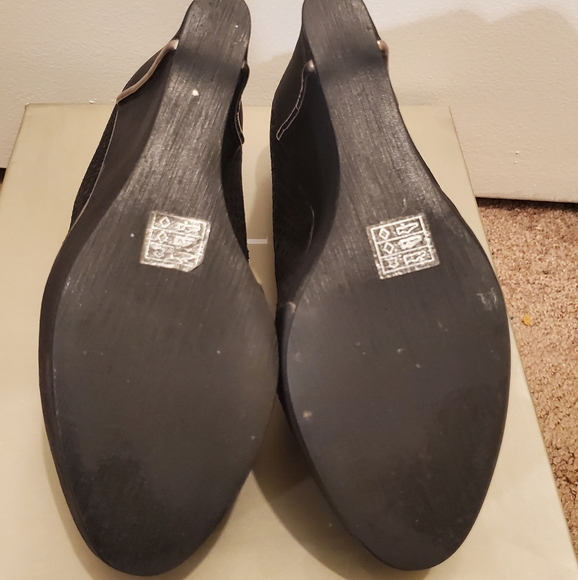 Levity Black Snake Embossed Wedges - Picture 4 of 6